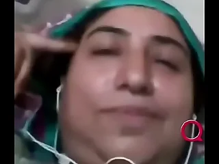 desi aunty showing the brush boobs